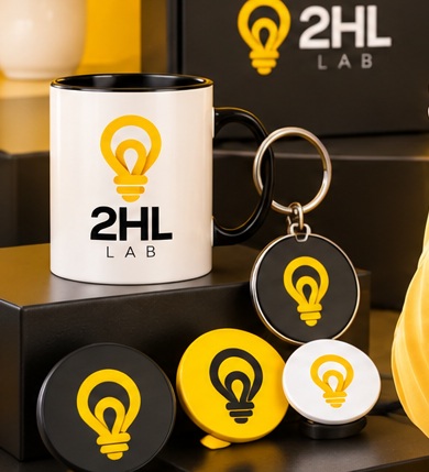 Canecas, chaveiros e brindes com a identidade amarela da 2HL Lab